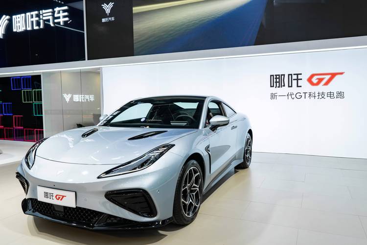 惠州18哪吒汽车在智能汽车领域的表现，领途汽车在新能源汽车市场中的影响力